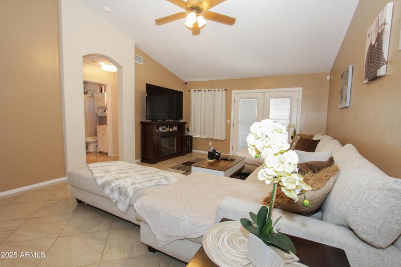 1210 W BETTY ELYSE LN-18
