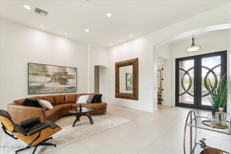Entry/Livingroom