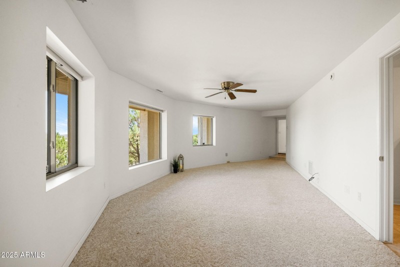25-Family Room (1)