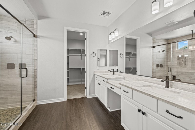20)MASTER BATH UP