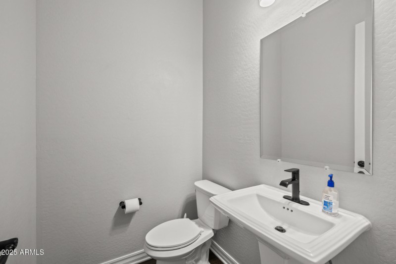 25)POWDER ROOM