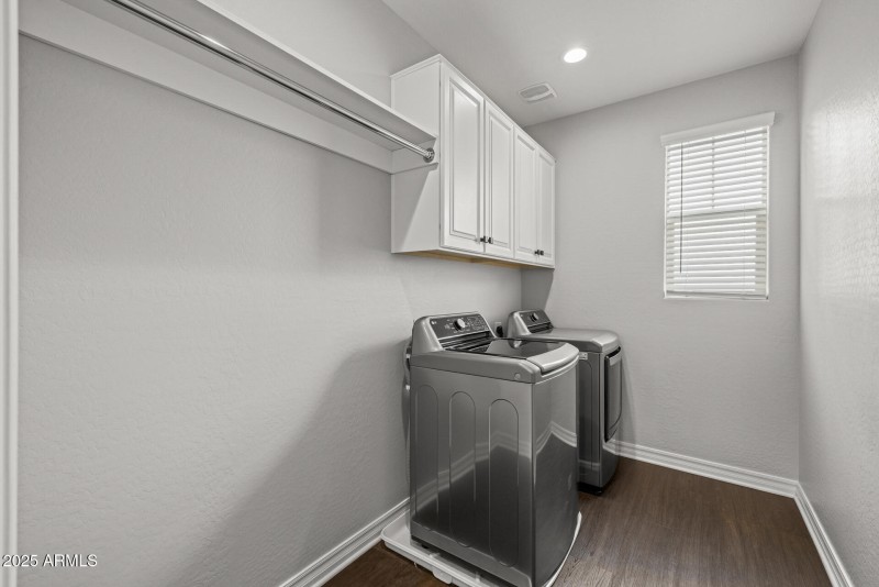 27)LAUNDRY ROOM