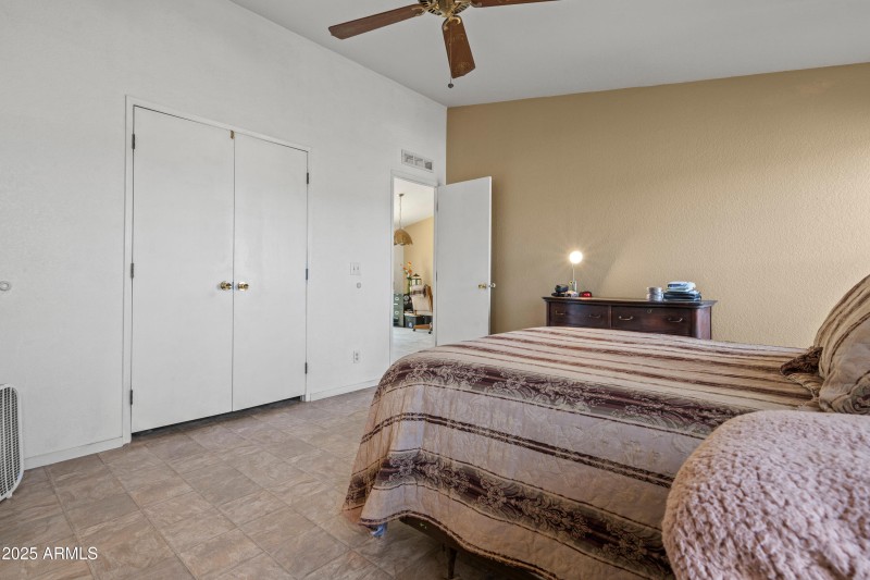 2 Interior 17