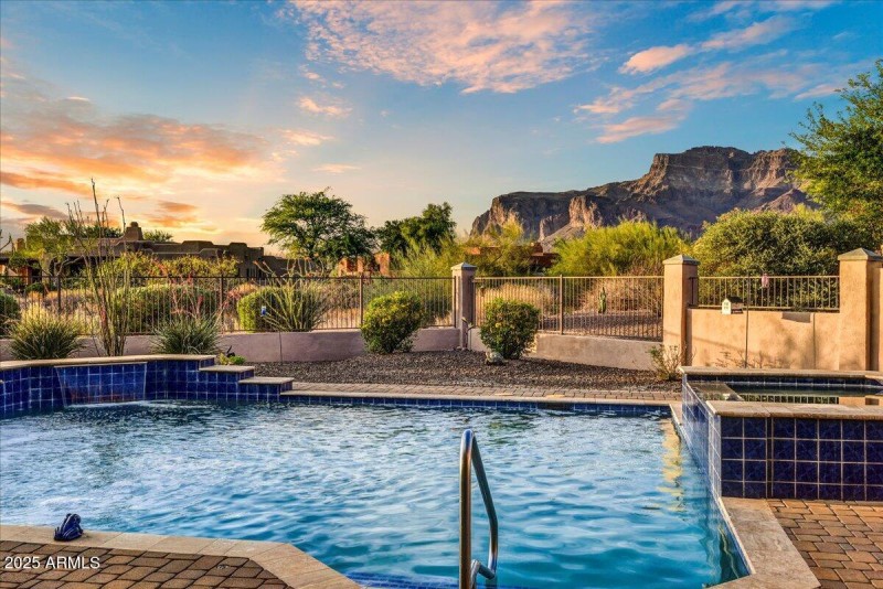 04-Pool View