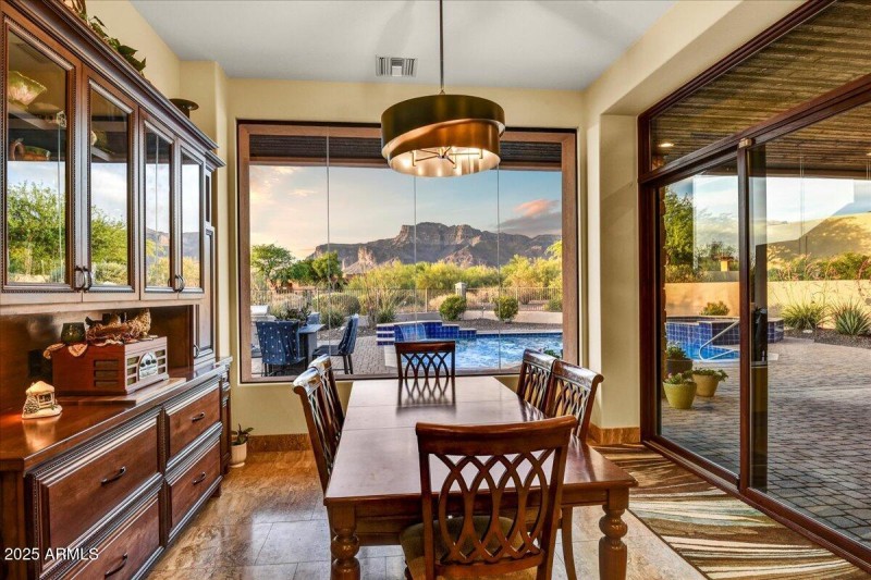17-Breakfast Nook