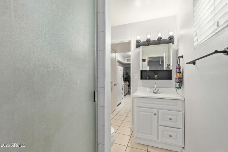 jack n jill bathroom