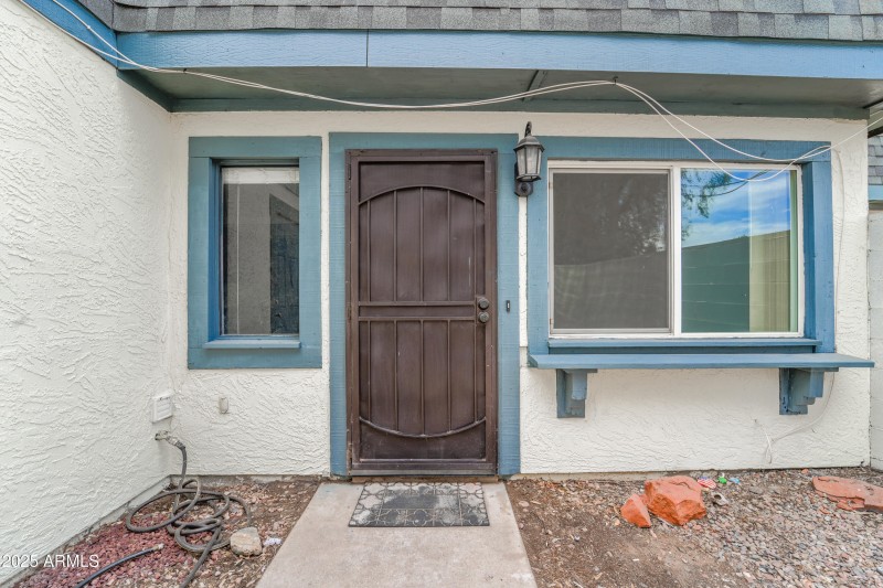 8125 N 32nd Dr-04