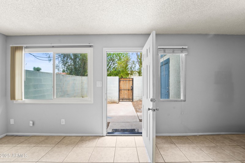 8125 N 32nd Dr-08