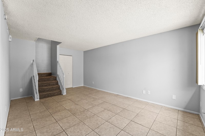 8125 N 32nd Dr-09