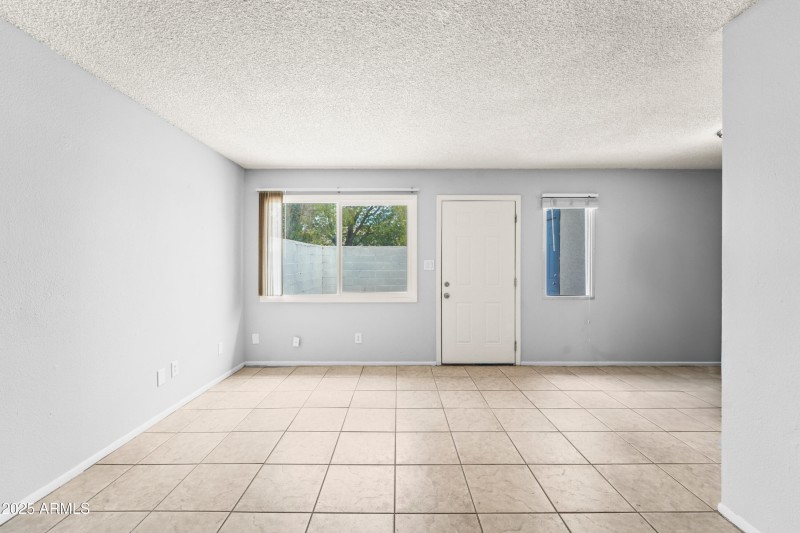 8125 N 32nd Dr-10