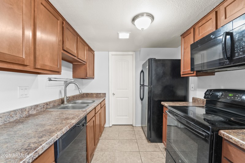 8125 N 32nd Dr-12