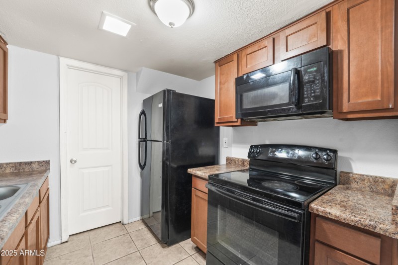 8125 N 32nd Dr-14