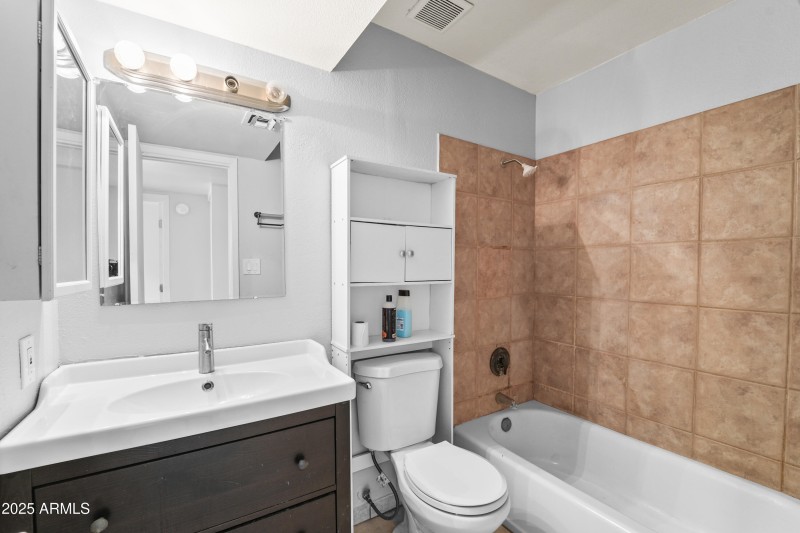 8125 N 32nd Dr-17