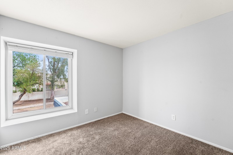8125 N 32nd Dr-18