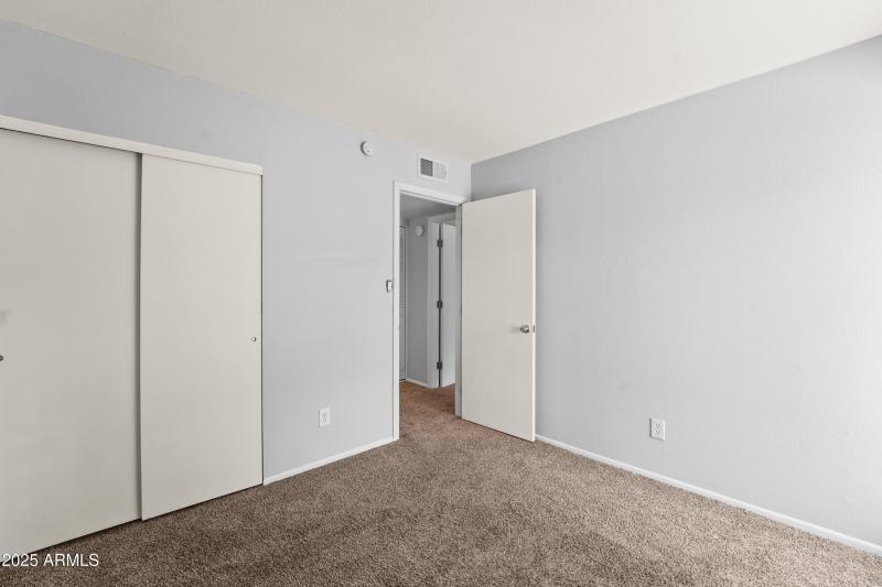 8125 N 32nd Dr-19