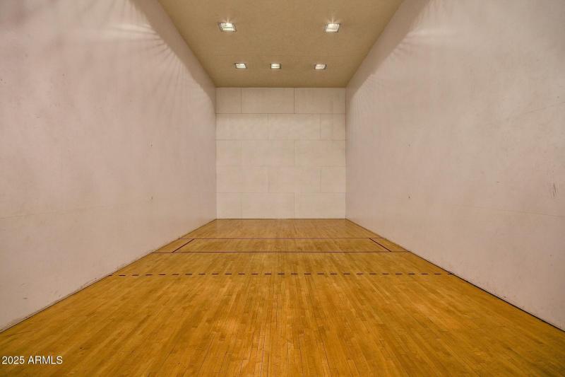 THE LAKES - 2 INDOOR COURTS