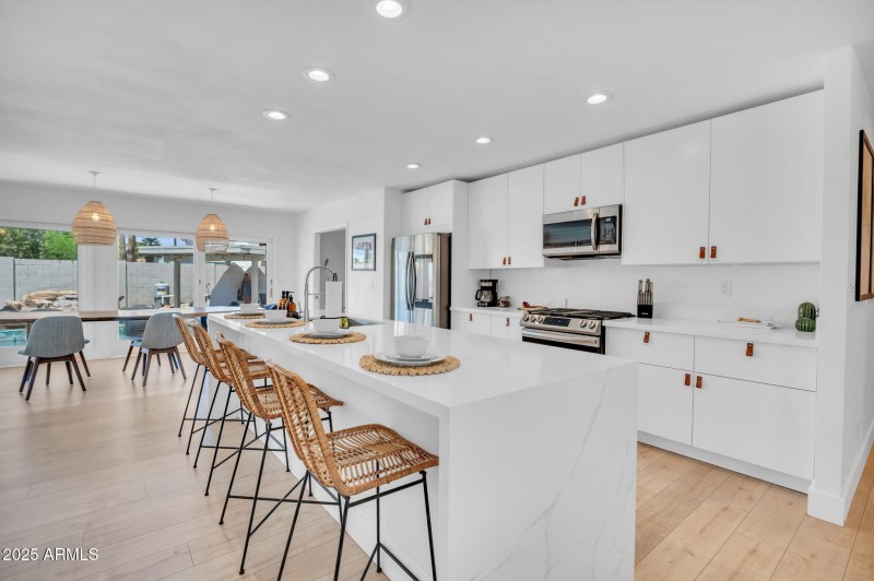 8-web-or-mls-8614 E Rose Lane-8