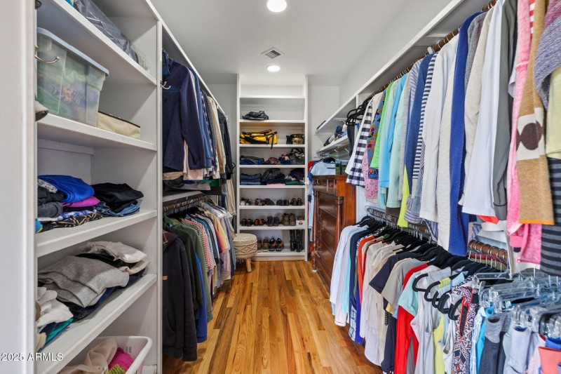 032_160Primary Closet