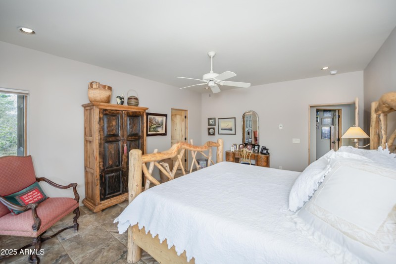 06 Master Bed b