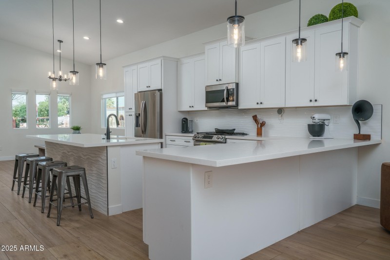 10) KITCHEN