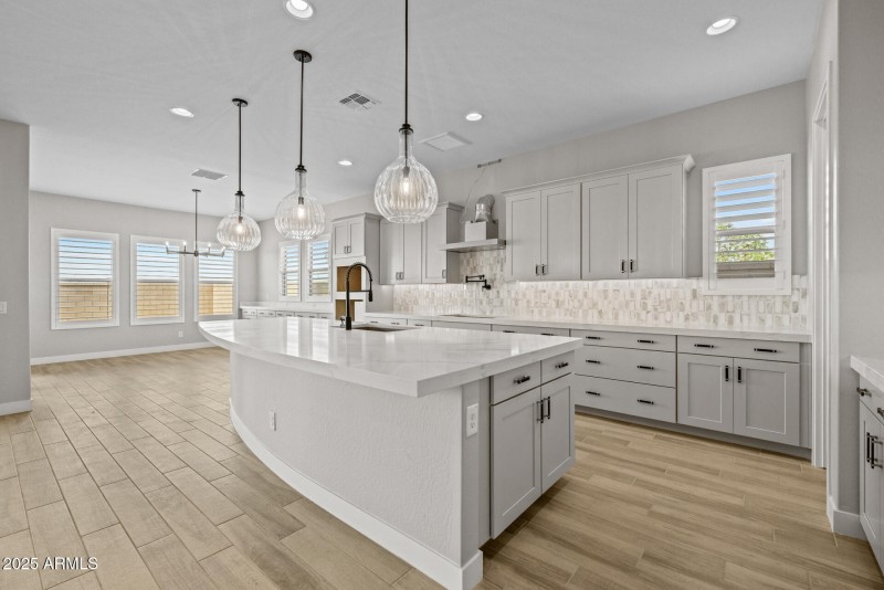 10)KITCHEN