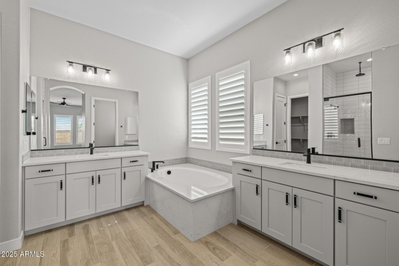 15)MASTER BATH