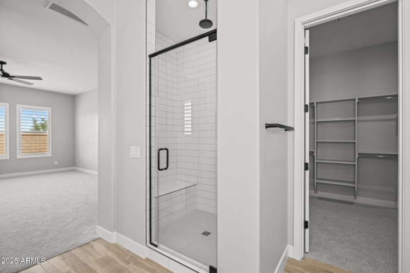 16)MASTER BATH