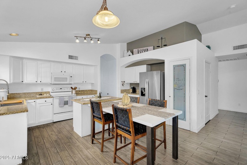 17-web-or-mls-10226 W Country Club Trail
