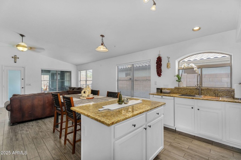 16-web-or-mls-10226 W Country Club Trail