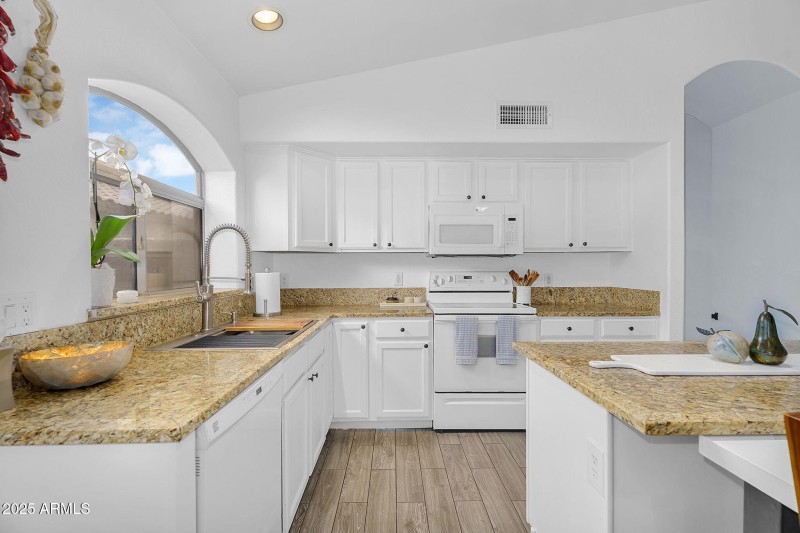 13-web-or-mls-10226 W Country Club Trail