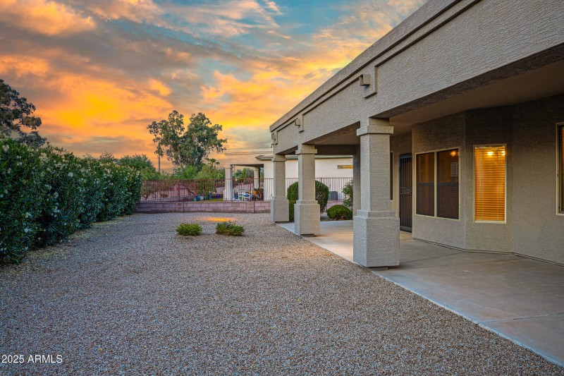 3640 E Torrey Pines Ln-64