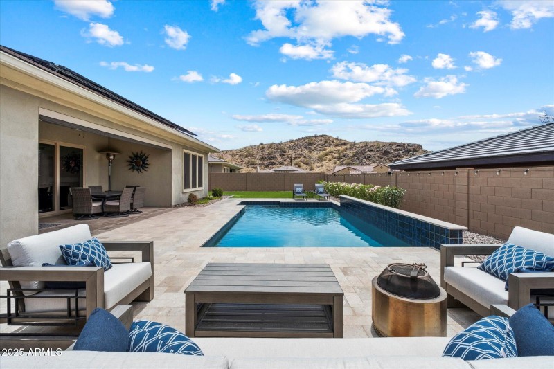 Lounge area w/pool