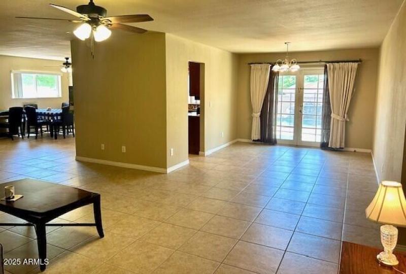 Living room/dining area