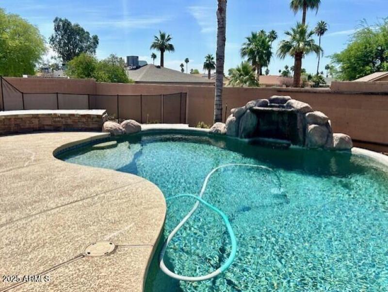 Pool with water feature