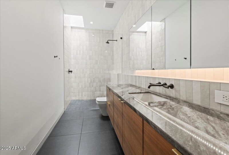 Ensuite Bath 4