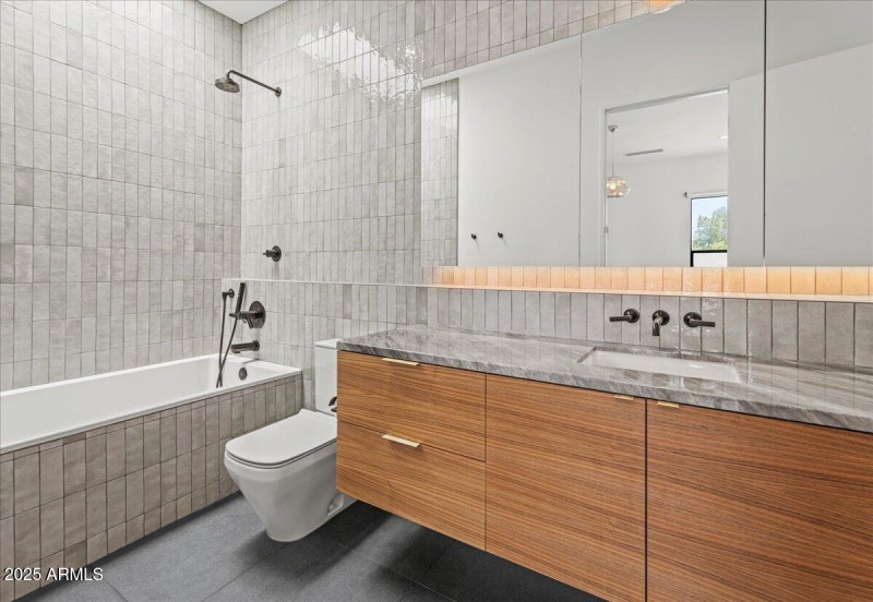 Ensuite Bath 3