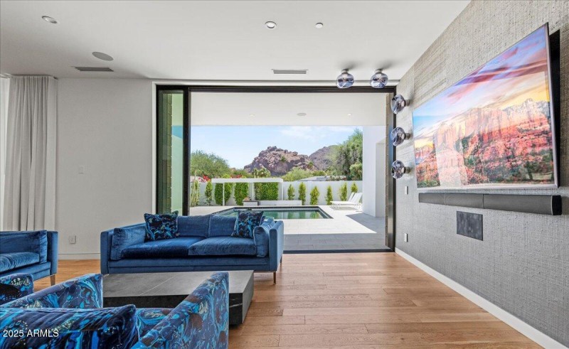 Retractable Doors to Patio/Pool