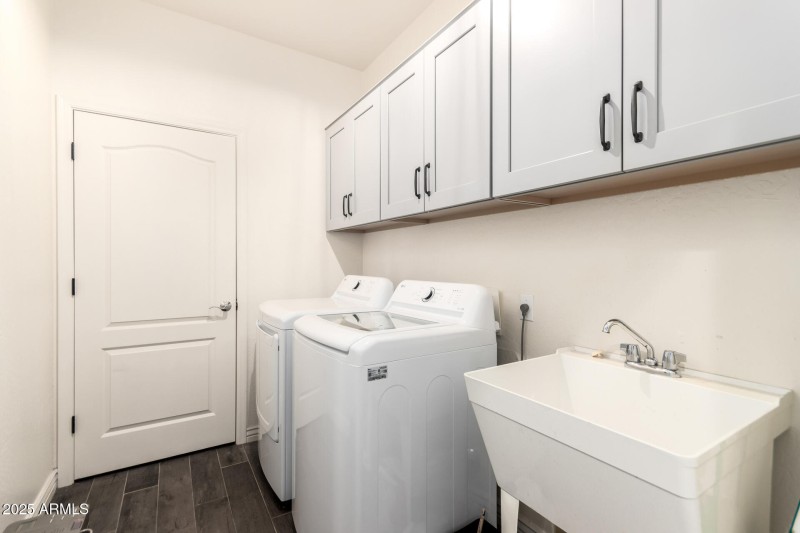 Laundry room w/ built-in sink