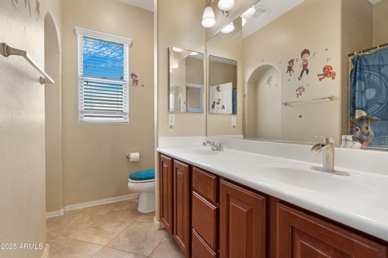 Upstairs Guest Bath-min