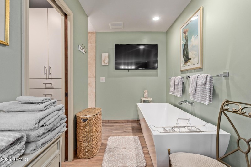 Primary bath w/ soaking tub!