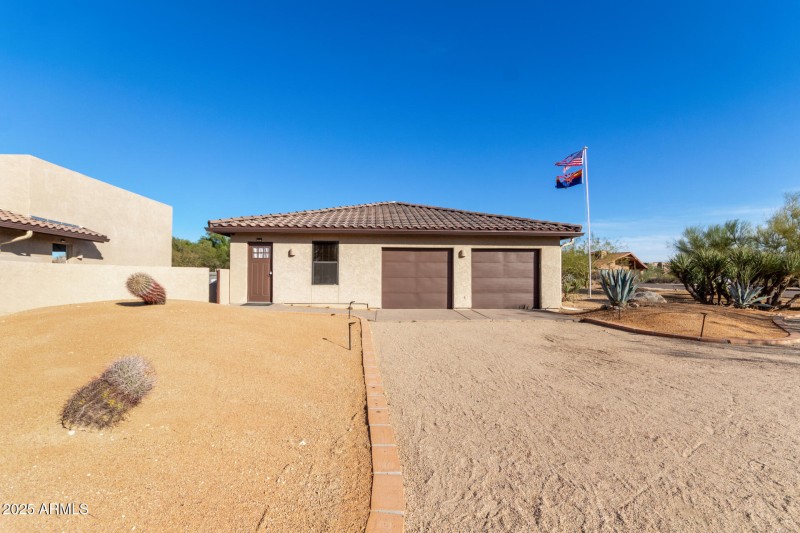 Guest home w/ another 2 car garage!