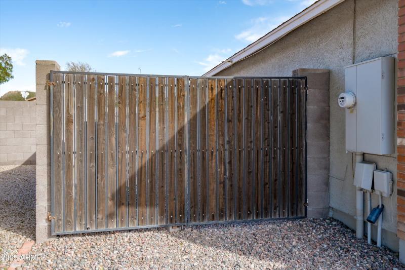 04-RV Gate