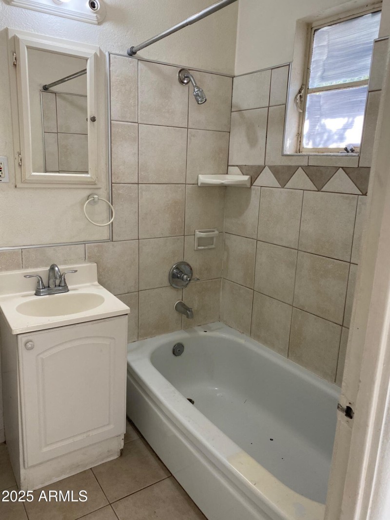 740 E Maryland 1 - Bathroom
