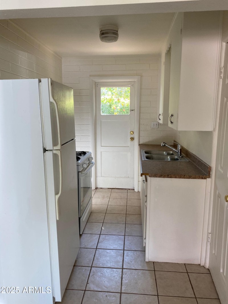 740 E Maryland 1 - Kitchen