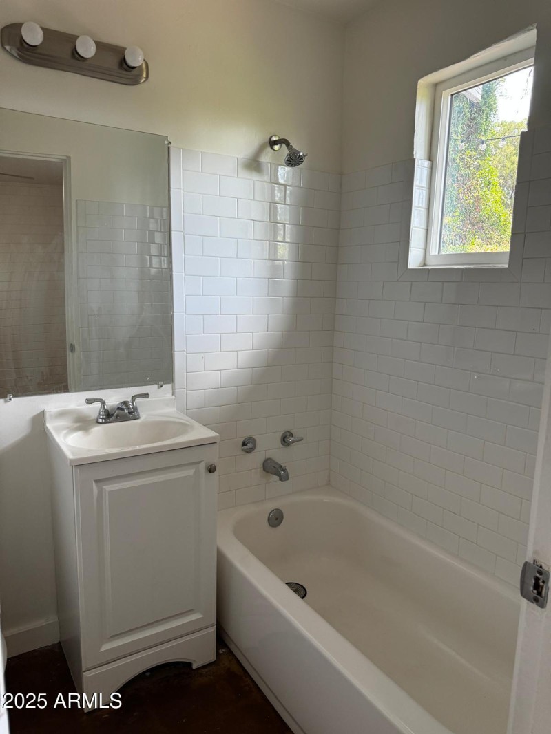 740 E Maryland 2 - Bathroom