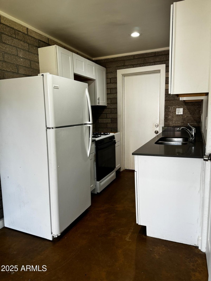740 E Maryland 2 - Kitchen