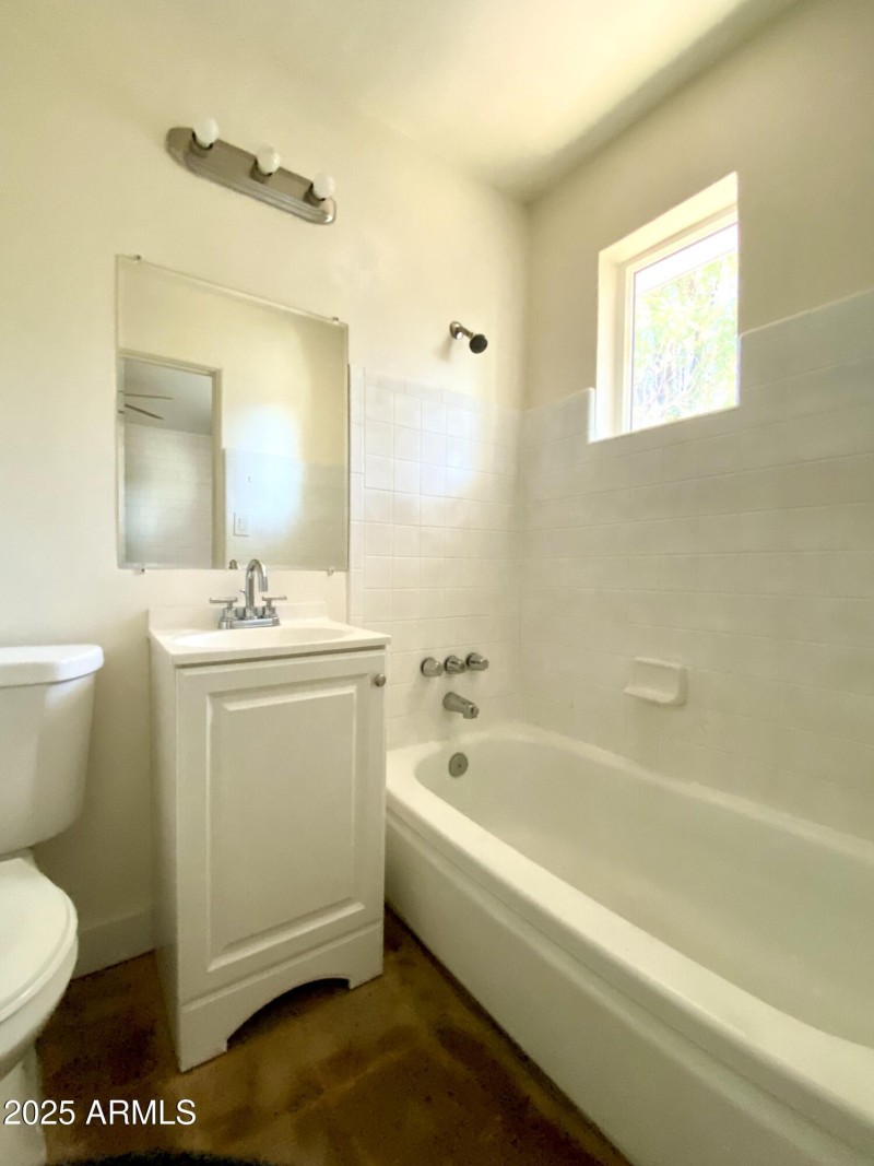 740 E Maryland 4 - Bathroom
