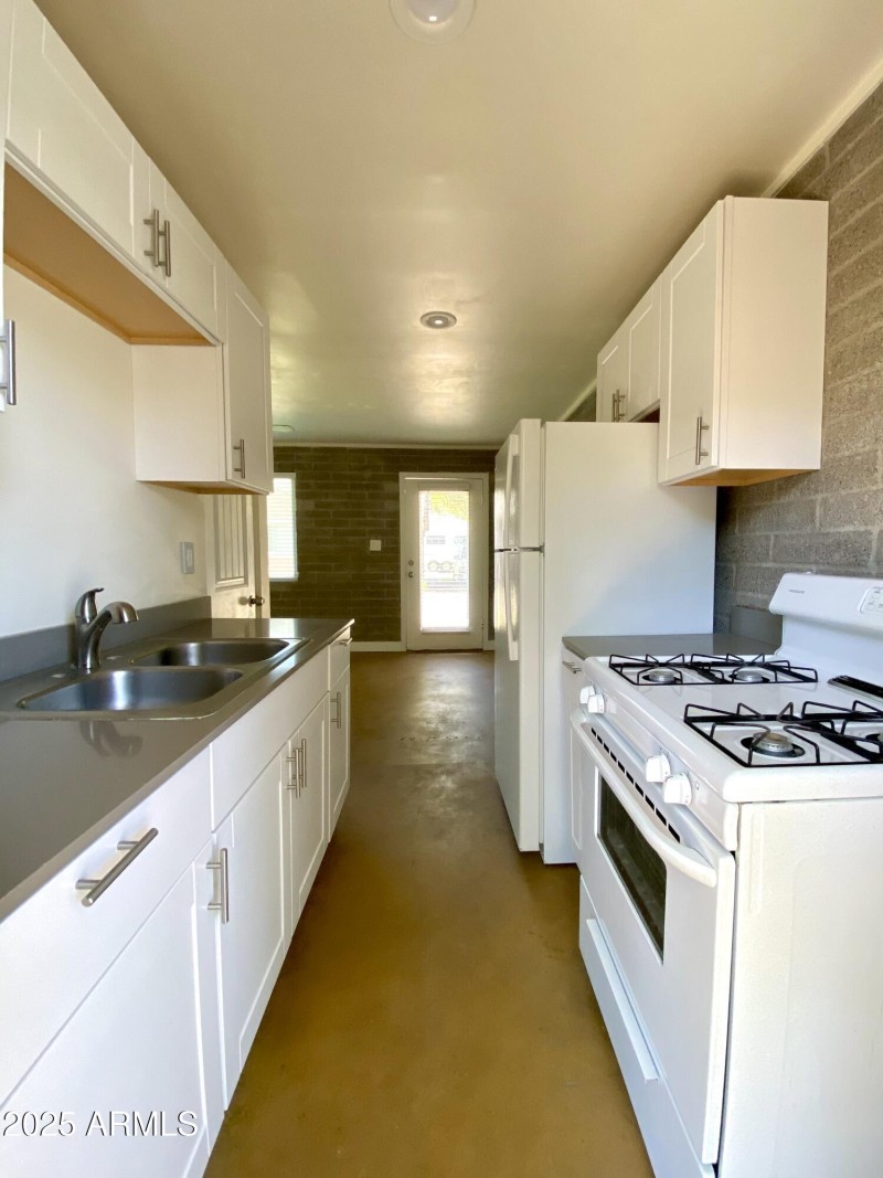 740 E Maryland 4 - Kitchen 1