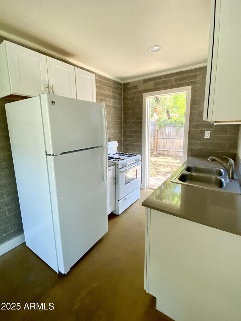 740 E Maryland 4 - Kitchen 2