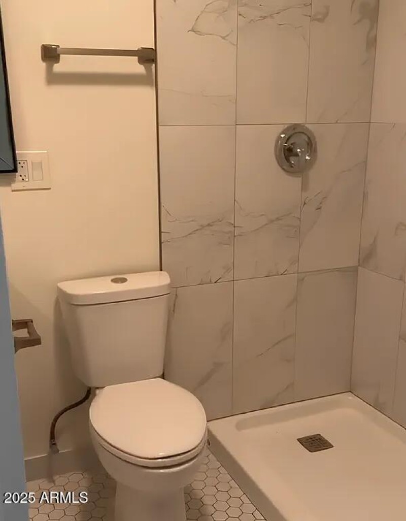 740 E Maryland 3 - Bathroom